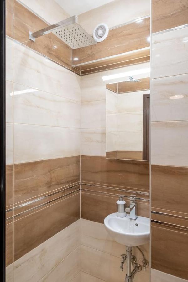 Sophisticated Gem With Private Parking Apartemen